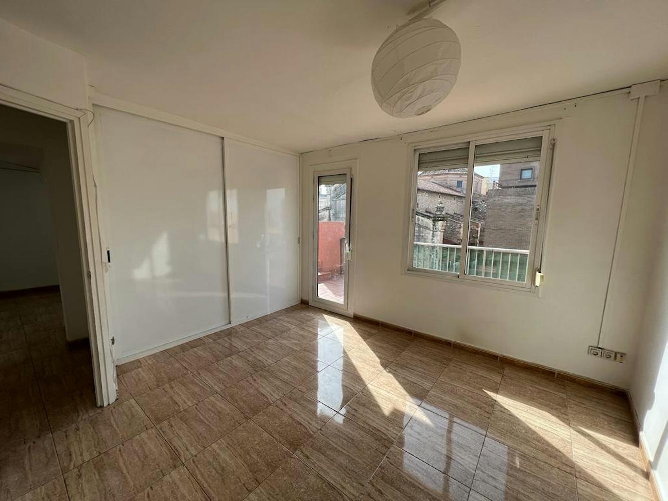 Photo of the dining room in a flat for rent