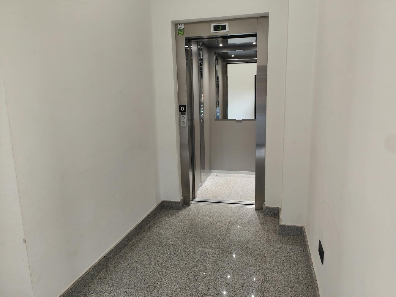 Photo of the lifts in a flat for rent
