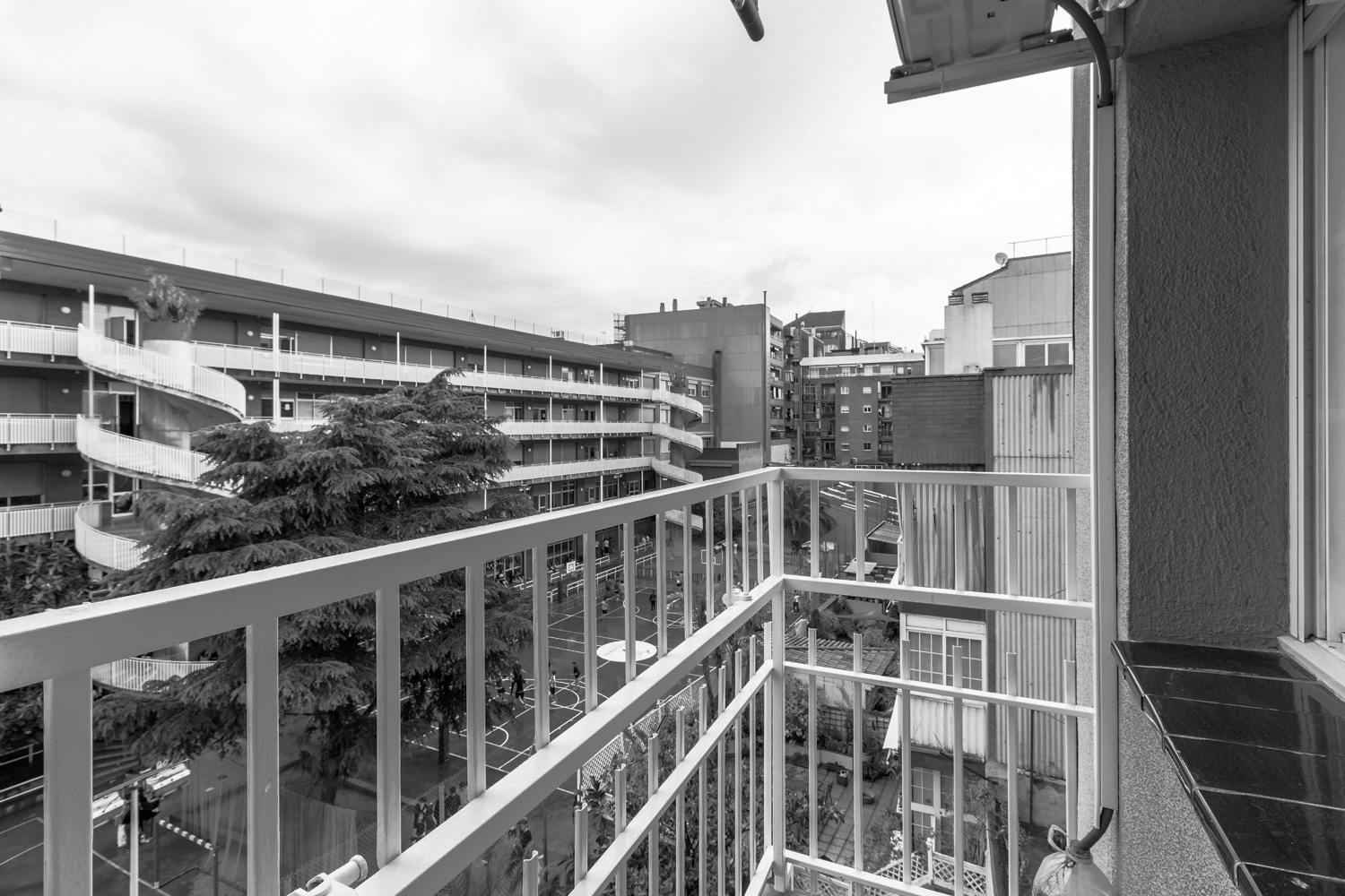 Photo of the balcony in a flat for rent