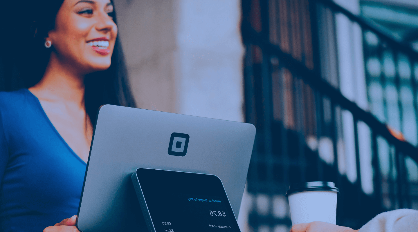 Propietario o inquilino usando el software de gestión de alquileres Zazume en su ordenador desde casa